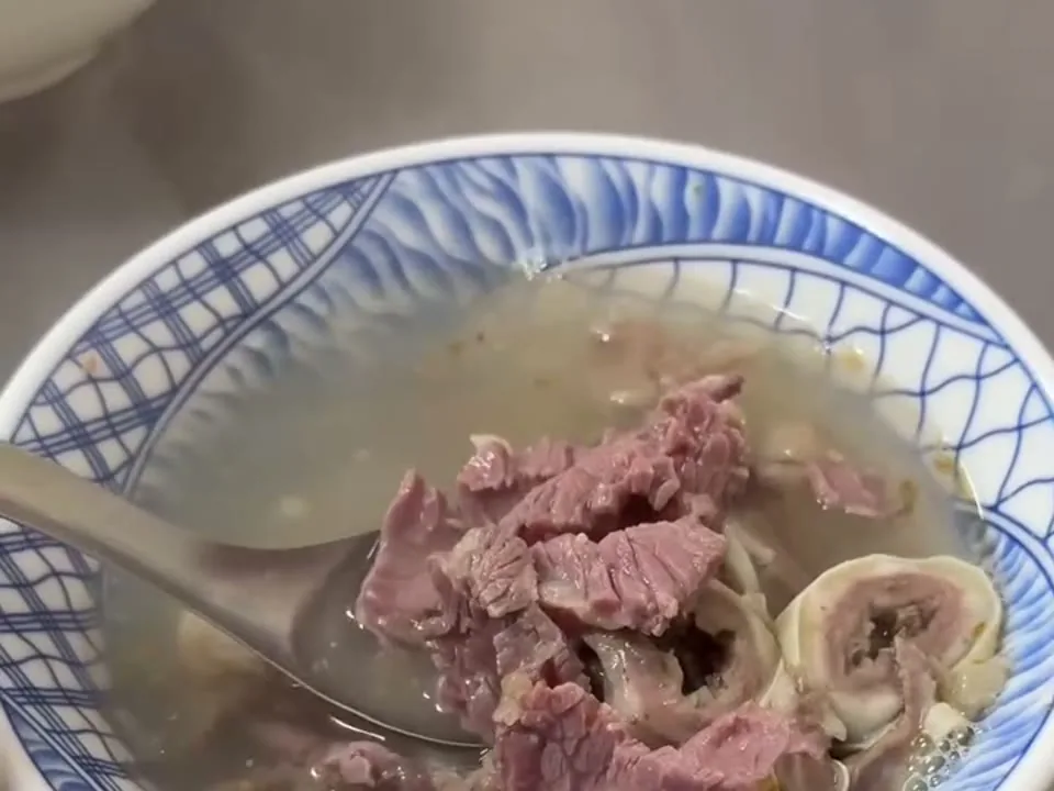 石精臼牛肉湯 牛肉加牛雜湯