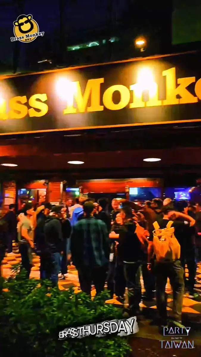 The Brass Monkey 銅猴子 店外夜景