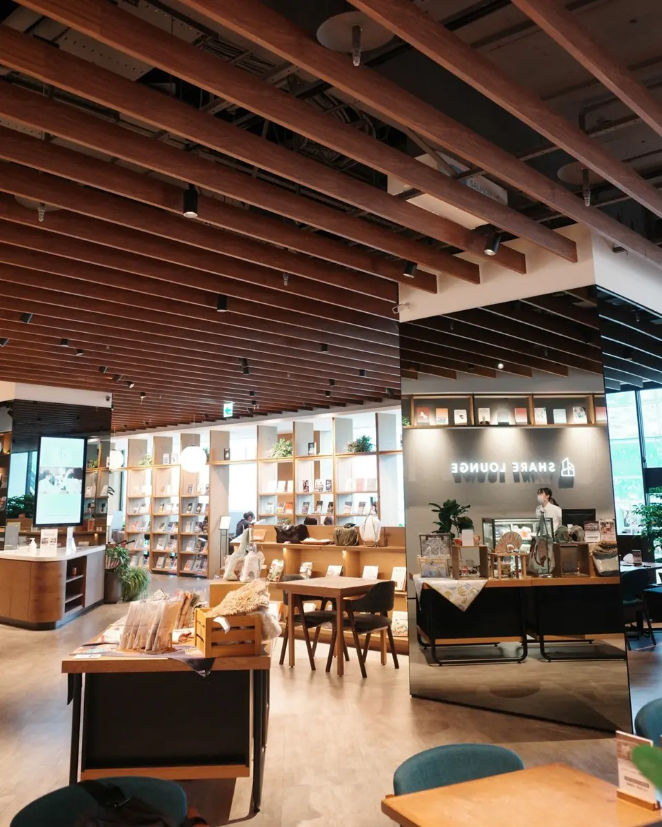 TSUTAYA BOOKSTORE 南港店 店內