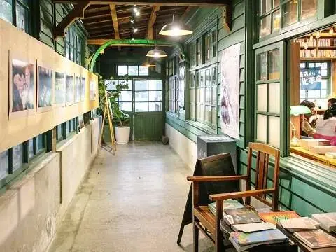 閱樂書店 木造走廊